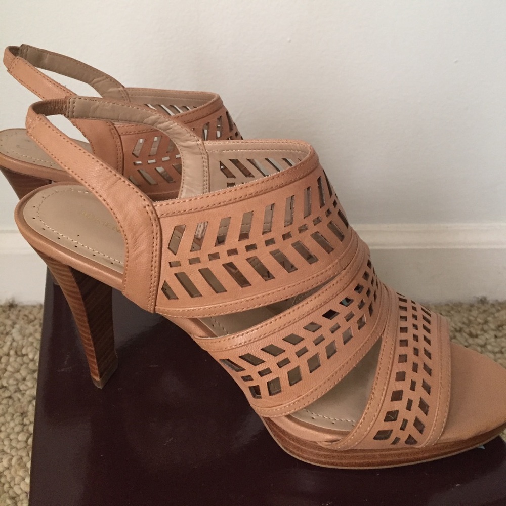 Adrienne Vittadini nude leather platform sandle